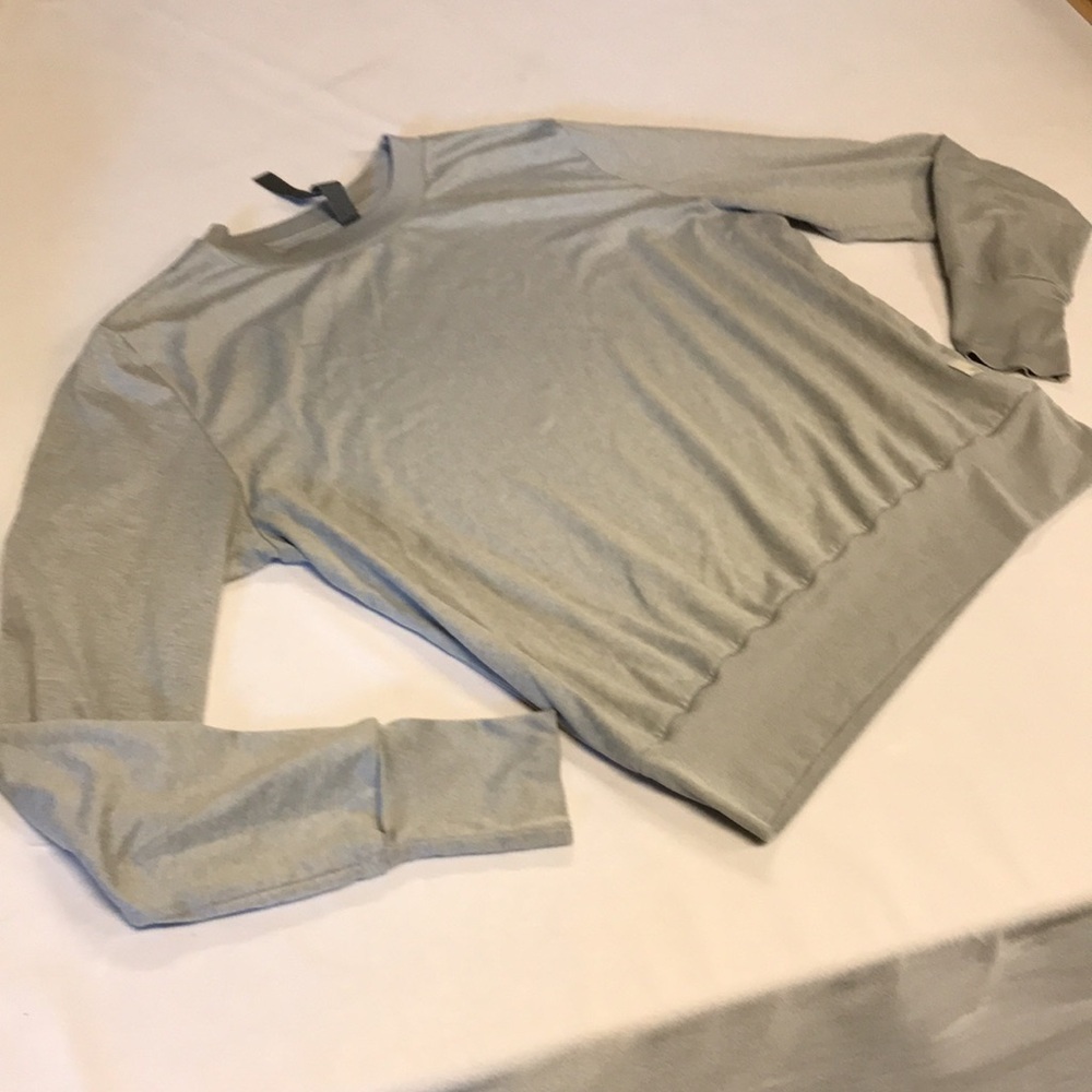 Vuori Long sleeve shirt women M gray crewneck long sleeve activewear